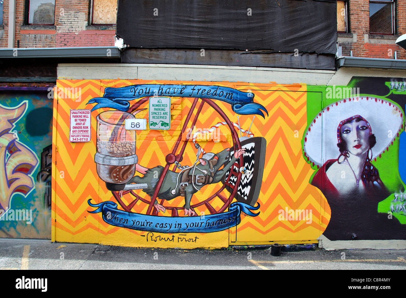 Arte sul muro di mattoni di edificio in 'Freak Alley' Foto Stock