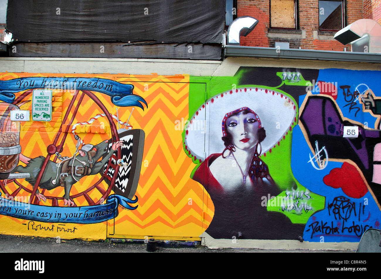 Arte sul muro di mattoni di edificio in 'Freak Alley' Foto Stock