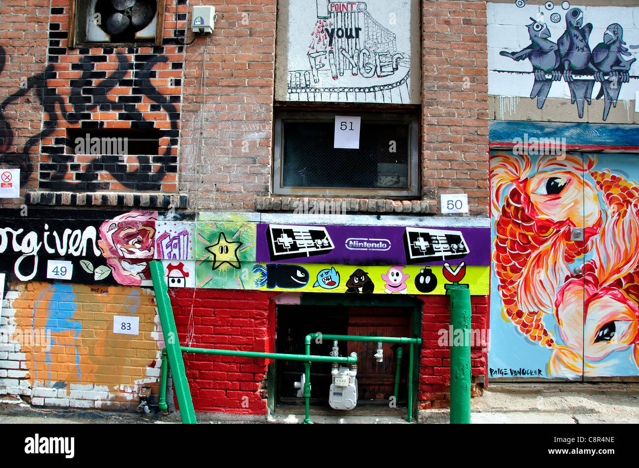 Arte sul muro di mattoni di edificio in 'Freak Alley' Foto Stock