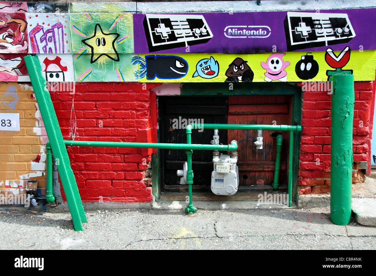 Arte sul muro di mattoni di edificio in 'Freak Alley' Foto Stock