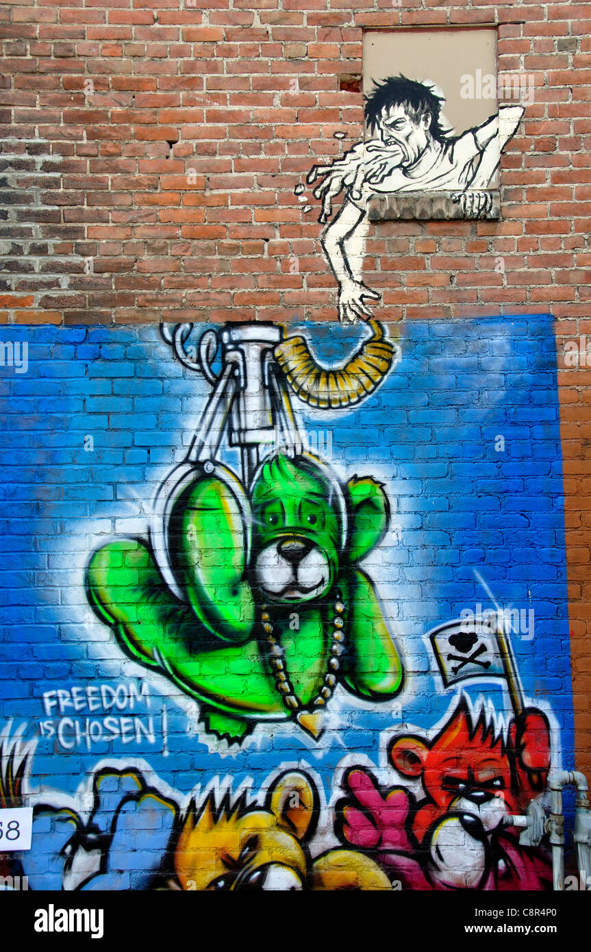 Arte sul muro di mattoni di edificio in 'Freak Alley' Foto Stock
