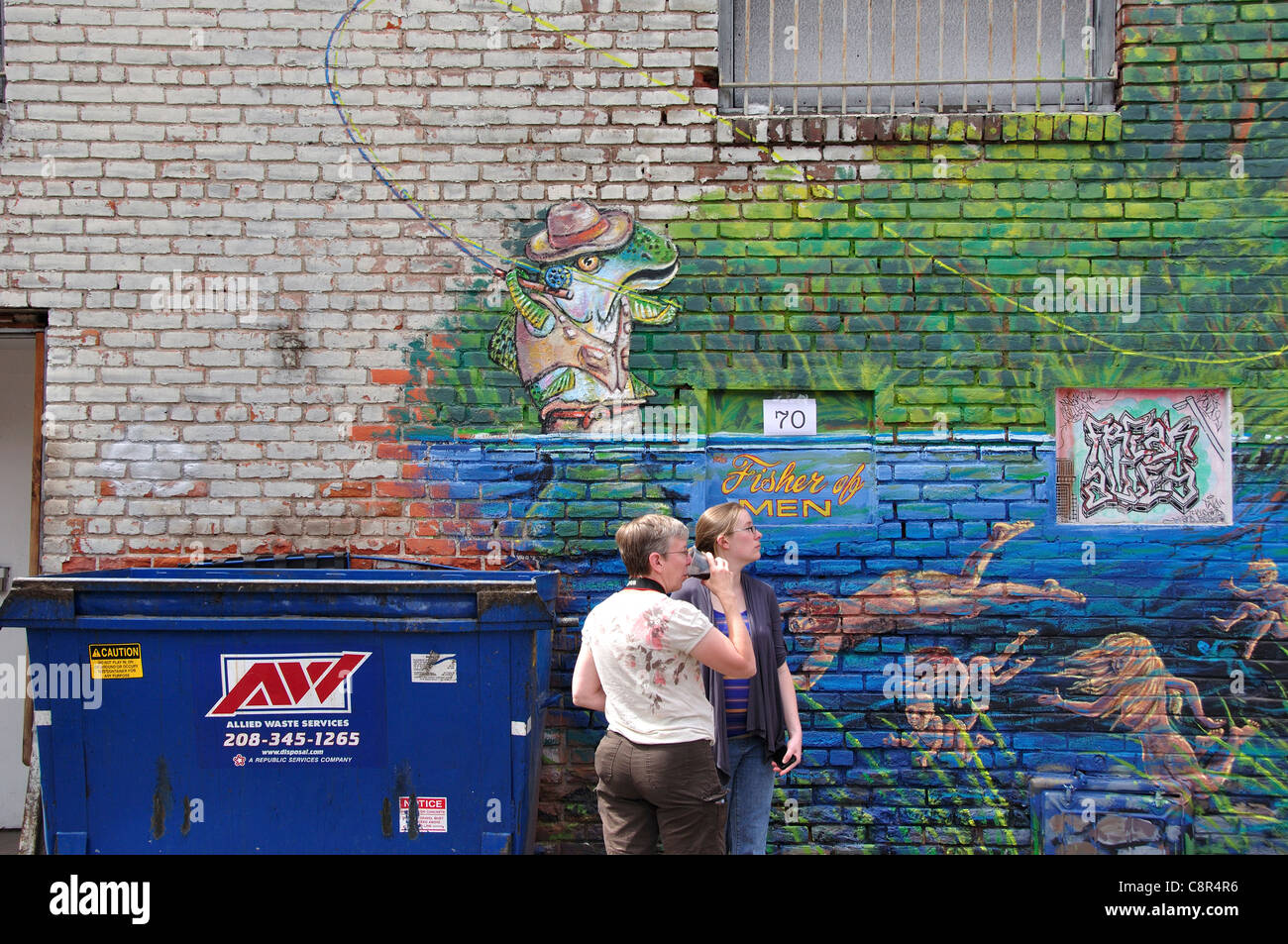 Due donne apprezzando recentemente pareti dipinte a Boise 'Freak Alley' Foto Stock