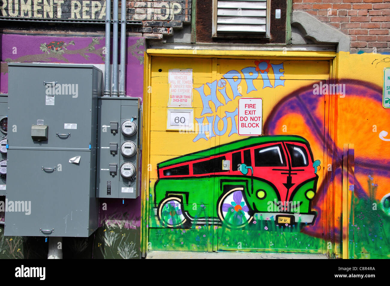 Arte sul muro di mattoni di edificio in 'Freak Alley' Foto Stock