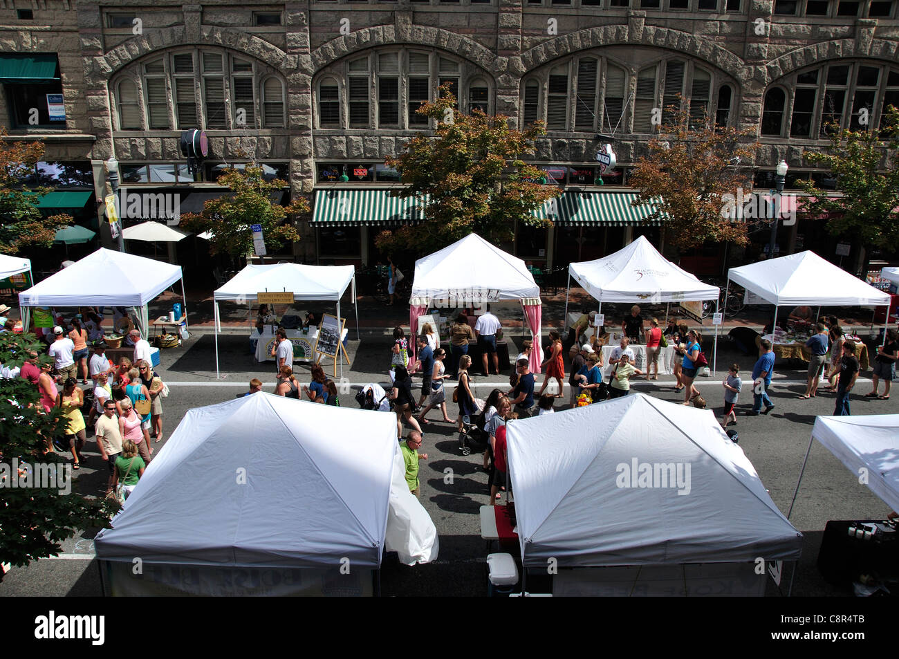 Mercato del sabato in Idaho Street, Downtown Boise (Unione edificio a blocco in background) Foto Stock