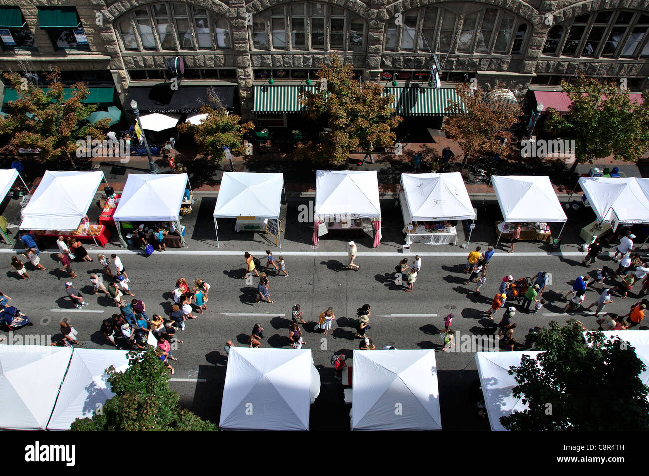 Mercato del sabato in Idaho Street, Downtown Boise (Unione edificio a blocco in background) Foto Stock