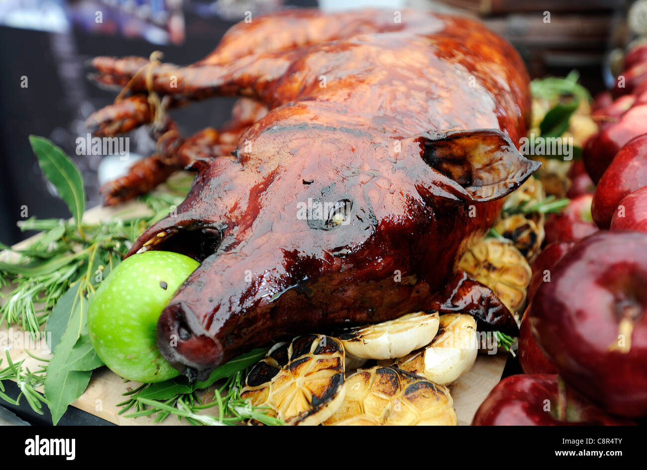 Un intero spiedo di maiale arrosto con un Apple nella sua bocca in vendita presso il gusto di Edinburgh Food Festival. Foto Stock