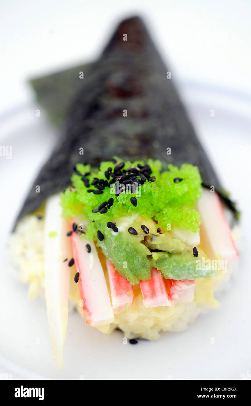 Close up della California Roll sushi. Crabsicks, avocado riso e semi di sesamo avvolto in alghe marine. Foto Stock
