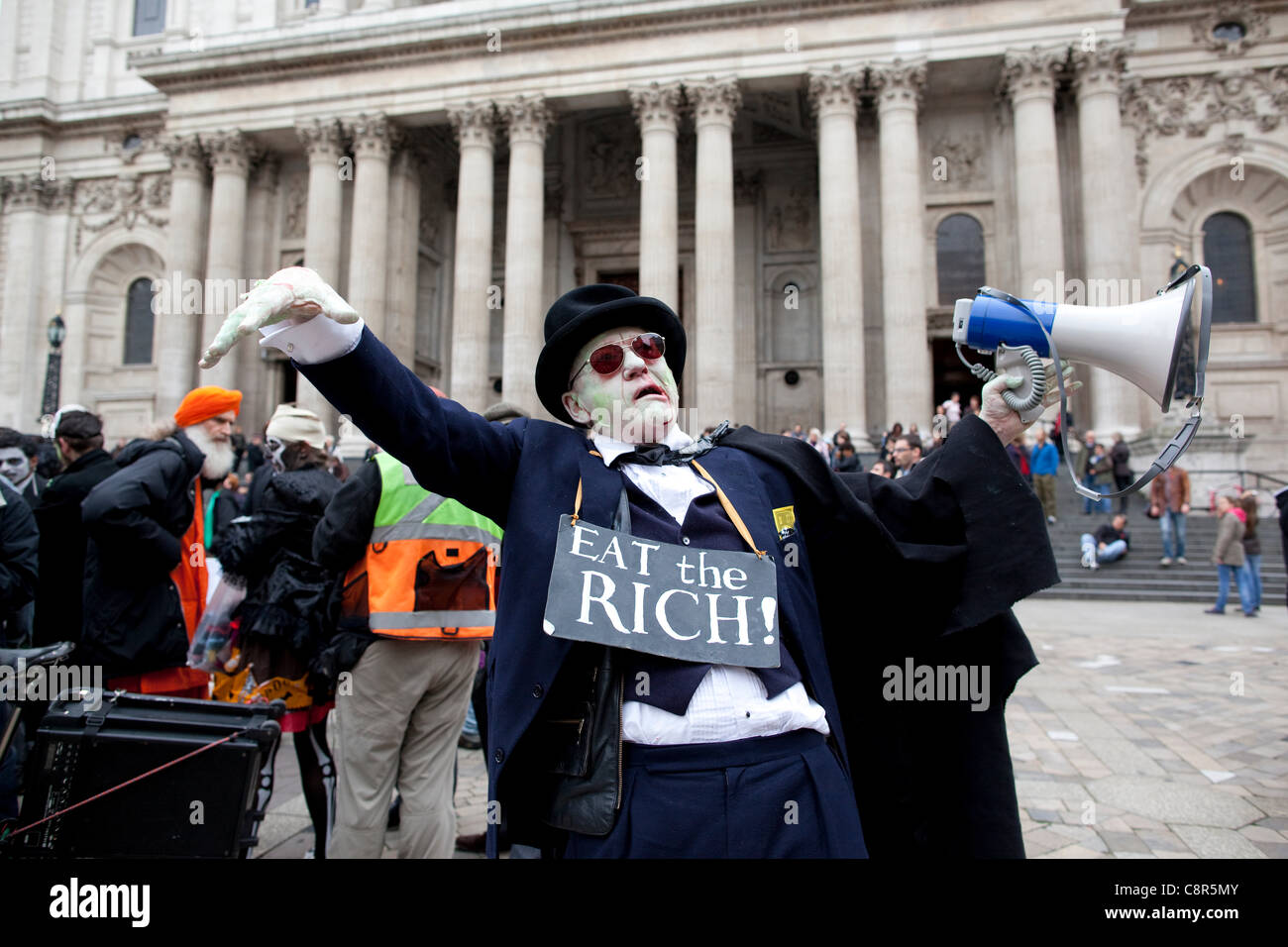 La Cattedrale di St Paul, Londra, Regno Unito. 31.10.2011 occupare LSX manifestanti non mostra alcun segno di dare seguito alle richieste che essi lasciano pacificamente. Il Decano della Cattedrale di St Paul, Rt Rev Graeme Knowles, ha rassegnato le dimissioni in mezzo crescente polemica sulla decisione di montare un'azione legale contro i dimostranti. Foto Stock