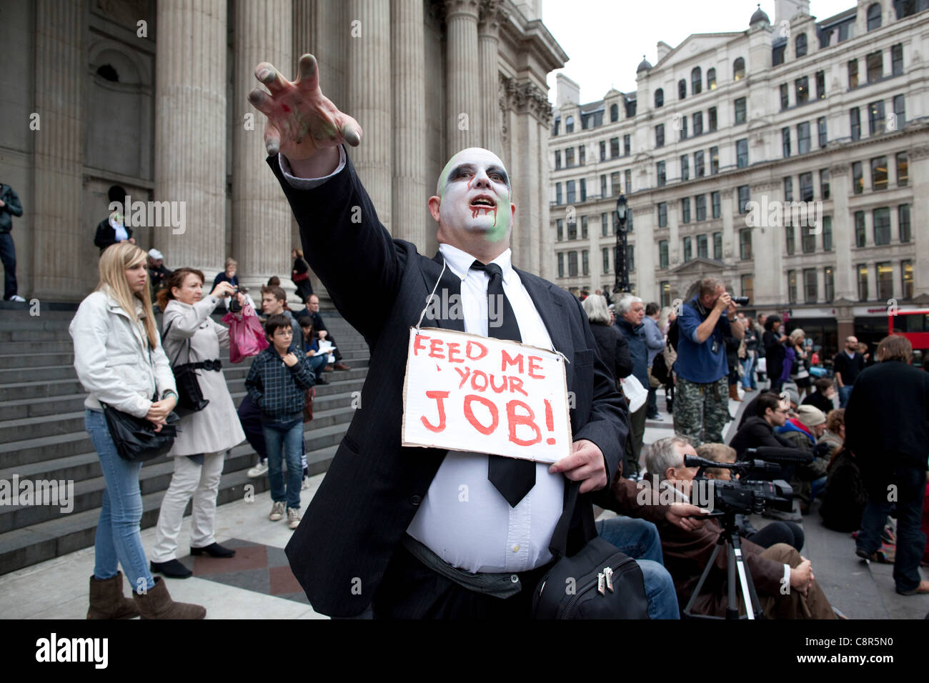 La Cattedrale di St Paul, Londra, Regno Unito. 31.10.2011 occupare LSX manifestanti non mostra alcun segno di dare seguito alle richieste che essi lasciano pacificamente. Il Decano della Cattedrale di St Paul, Rt Rev Graeme Knowles, ha rassegnato le dimissioni in mezzo crescente polemica sulla decisione di montare un'azione legale contro i dimostranti. Foto Stock