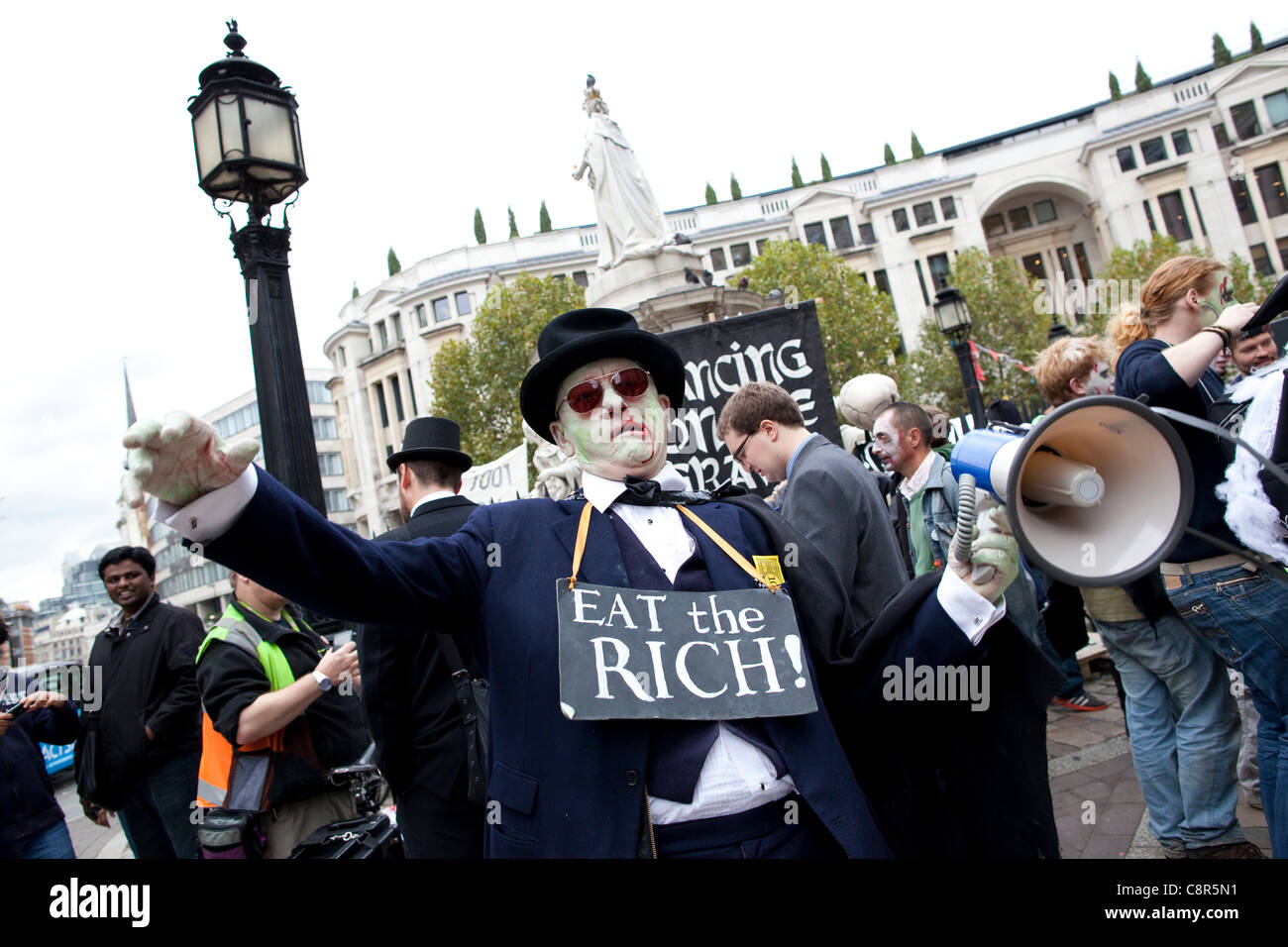 La Cattedrale di St Paul, Londra, Regno Unito. 31.10.2011 occupare LSX manifestanti non mostra alcun segno di dare seguito alle richieste che essi lasciano pacificamente. Il Decano della Cattedrale di St Paul, Rt Rev Graeme Knowles, ha rassegnato le dimissioni in mezzo crescente polemica sulla decisione di montare un'azione legale contro i dimostranti. Foto Stock