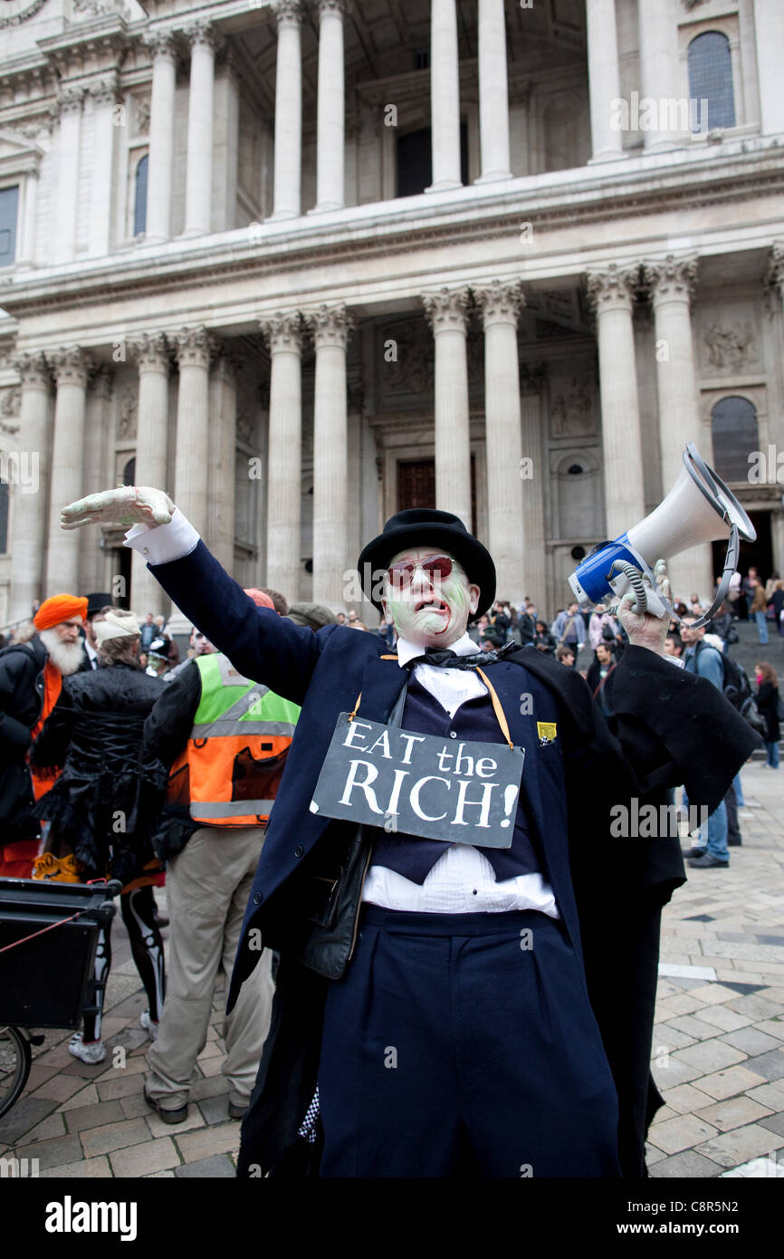 La Cattedrale di St Paul, Londra, Regno Unito. 31.10.2011 occupare LSX manifestanti non mostra alcun segno di dare seguito alle richieste che essi lasciano pacificamente. Il Decano della Cattedrale di St Paul, Rt Rev Graeme Knowles, ha rassegnato le dimissioni in mezzo crescente polemica sulla decisione di montare un'azione legale contro i dimostranti. Foto Stock