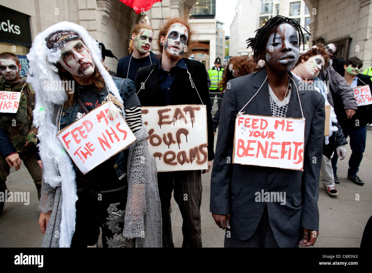 La Cattedrale di St Paul, Londra, Regno Unito. 31.10.2011 occupare LSX manifestanti non mostra alcun segno di dare seguito alle richieste che essi lasciano pacificamente. Il Decano della Cattedrale di St Paul, Rt Rev Graeme Knowles, ha rassegnato le dimissioni in mezzo crescente polemica sulla decisione di montare un'azione legale contro i dimostranti. Foto Stock