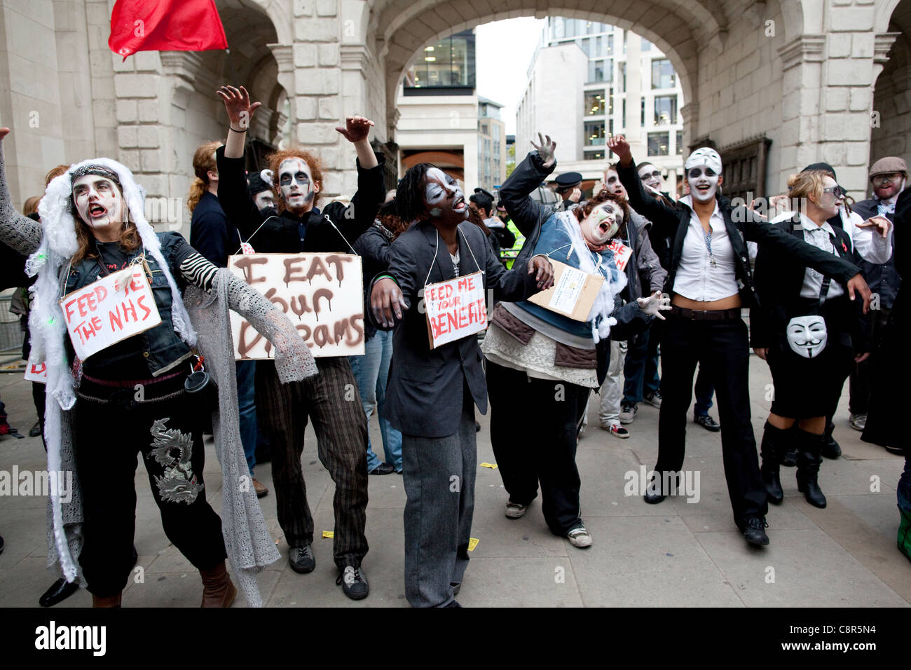 Londra, Regno Unito. 31.10.2011 occupare LSX manifestanti vestiti in costumi di Halloween non mostra alcun segno di dare alle richieste che essi lasciano pacificamente. Il Decano della Cattedrale di St Paul, Rt Rev Graeme Knowles, ha rassegnato le dimissioni in mezzo crescente polemica sulla decisione di montare un'azione legale contro i dimostranti Foto Stock