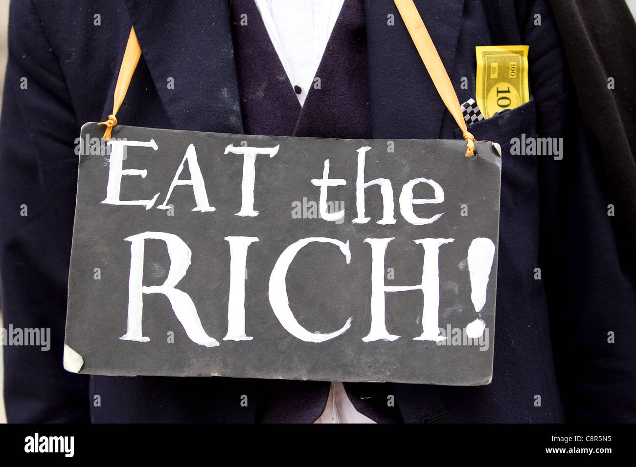 La Cattedrale di St Paul, Londra, Regno Unito. 31.10.2011 occupare LSX manifestanti non mostra alcun segno di dare seguito alle richieste che essi lasciano pacificamente. Il Decano della Cattedrale di St Paul, Rt Rev Graeme Knowles, ha rassegnato le dimissioni in mezzo crescente polemica sulla decisione di montare un'azione legale contro i dimostranti. Foto Stock