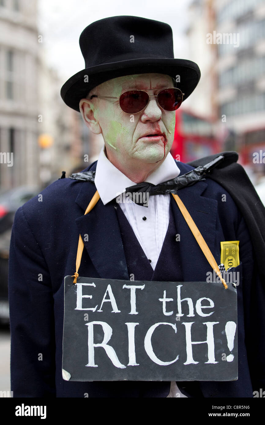 La Cattedrale di St Paul, Londra, Regno Unito. 31.10.2011 occupare LSX manifestanti non mostra alcun segno di dare seguito alle richieste che essi lasciano pacificamente. Il Decano della Cattedrale di St Paul, Rt Rev Graeme Knowles, ha rassegnato le dimissioni in mezzo crescente polemica sulla decisione di montare un'azione legale contro i dimostranti. Foto Stock