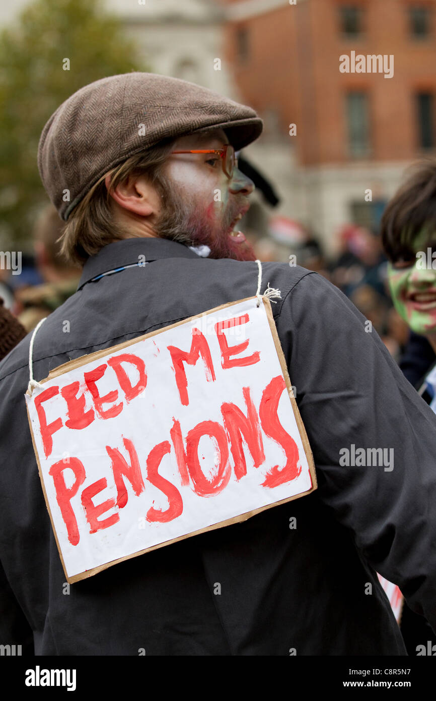 La Cattedrale di St Paul, Londra, Regno Unito. 31.10.2011 occupare LSX manifestanti non mostra alcun segno di dare seguito alle richieste che essi lasciano pacificamente. Il Decano della Cattedrale di St Paul, Rt Rev Graeme Knowles, ha rassegnato le dimissioni in mezzo crescente polemica sulla decisione di montare un'azione legale contro i dimostranti. Foto Stock