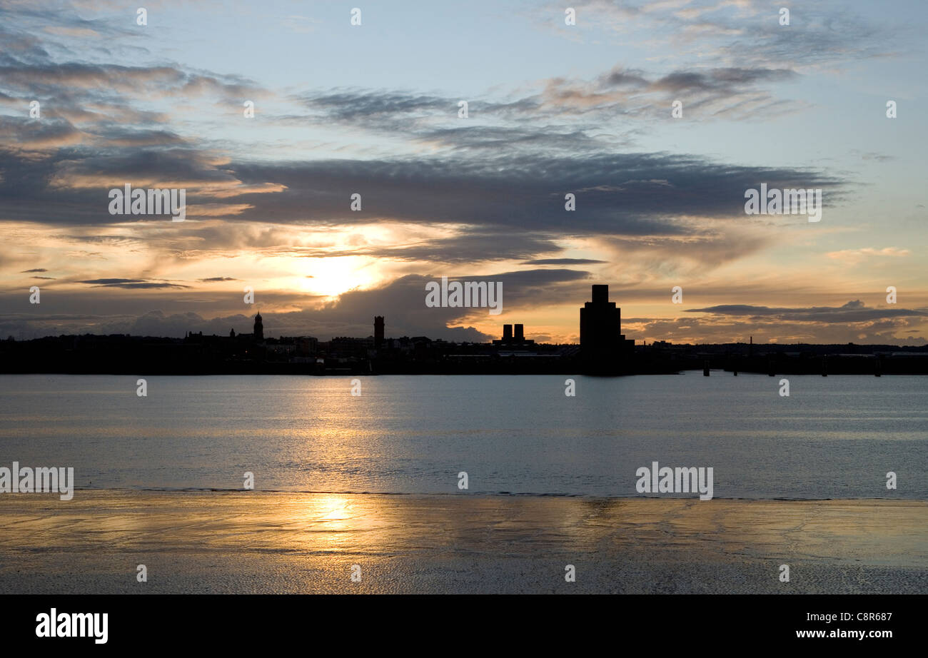 Liverpool Regno Unito tramonto guardando sopra Mersey River Foto Stock