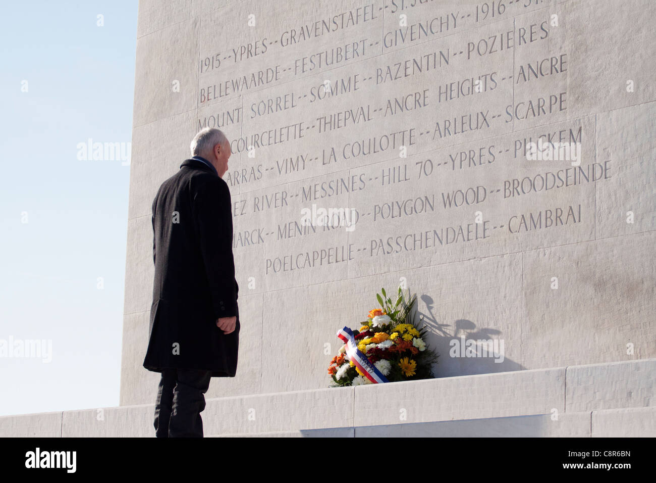 Un veterano paga i suoi rispetti alla memoria di coloro che sono morti nella prima e nella seconda guerra mondiale al Canadian Memorial a Vimy Ridge Foto Stock