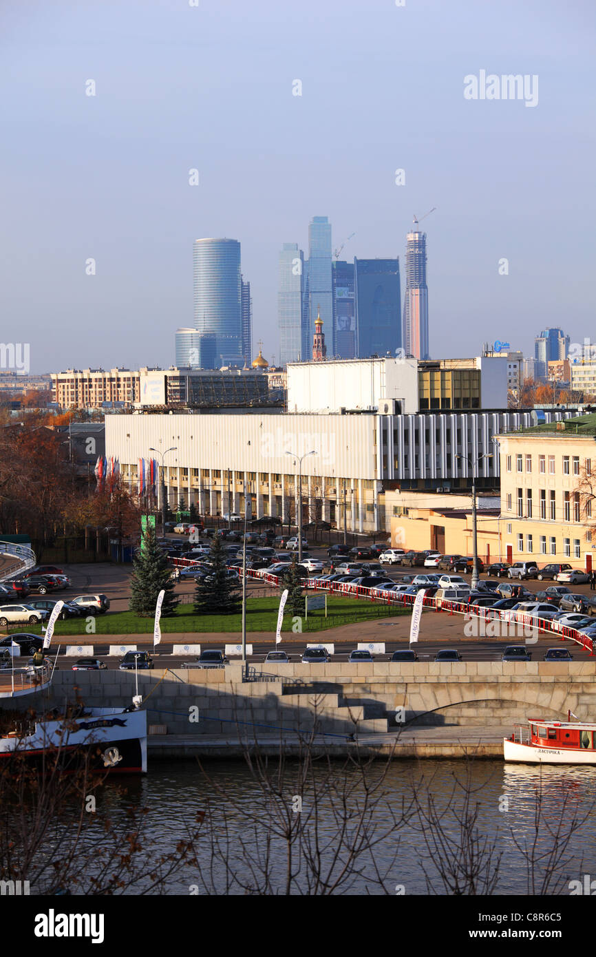 Vista del Comitato Olimpico e il complesso di grattacieli 'Mosca-città" dal Vorobyovy Gory. Mosca, Russia. Ottobre 2011. Foto Stock