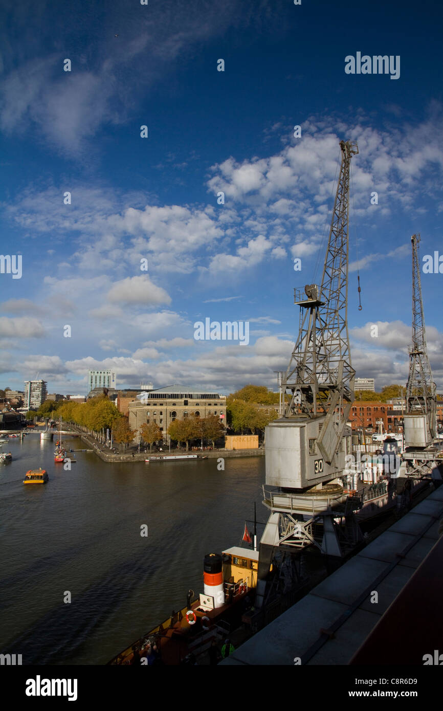 Una vista di Bristol area dock con il Arnolfini Arts Centre in background e gru storico preso dalla M capannone Foto Stock
