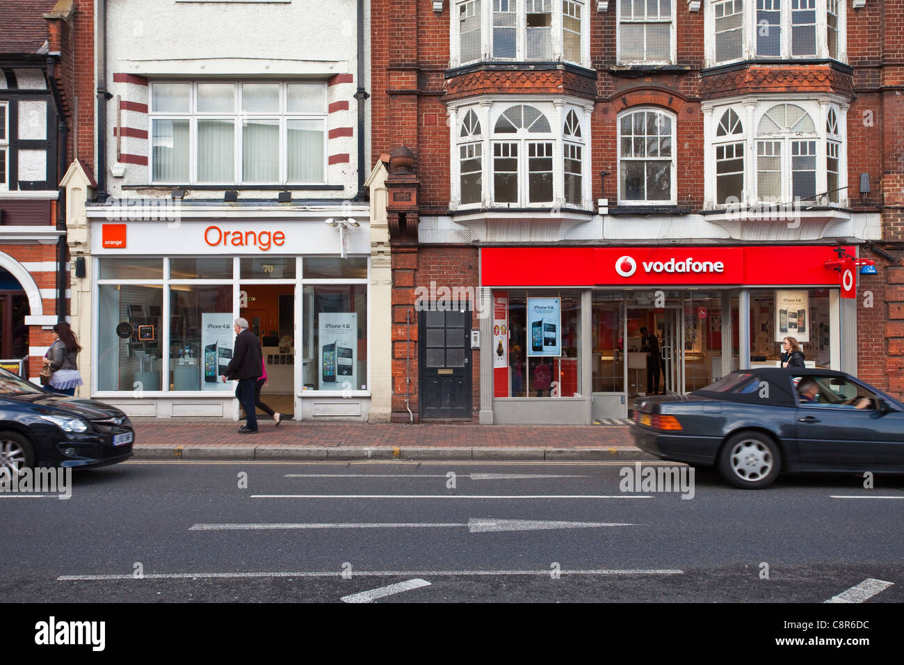 Rivale di società di telefonia mobile negozi su una città del Regno Unito high street Foto Stock