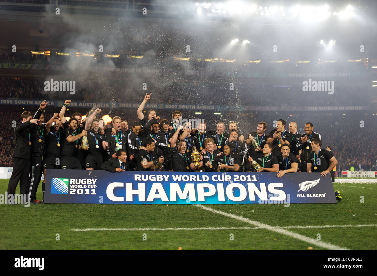 Nuova Zelanda giocatori festeggiare in occasione della cerimonia di  presentazione dopo una vittoria 8-7 sopra la Francia nell'IRB Rugby Finale  Mondiale Foto stock - Alamy