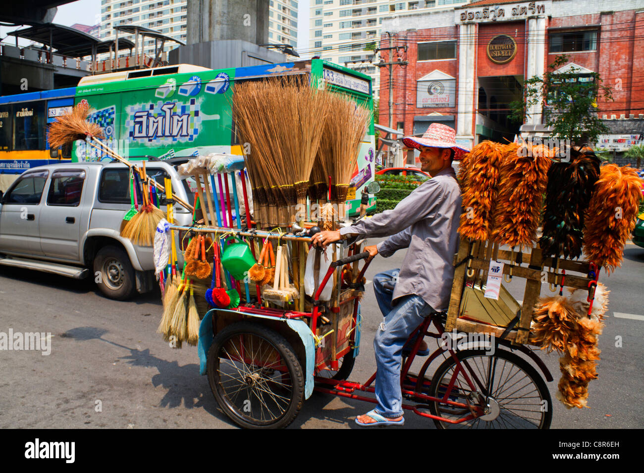 Operatore mobile con piumini e spazzole, Bangkok, Thailandia Foto Stock