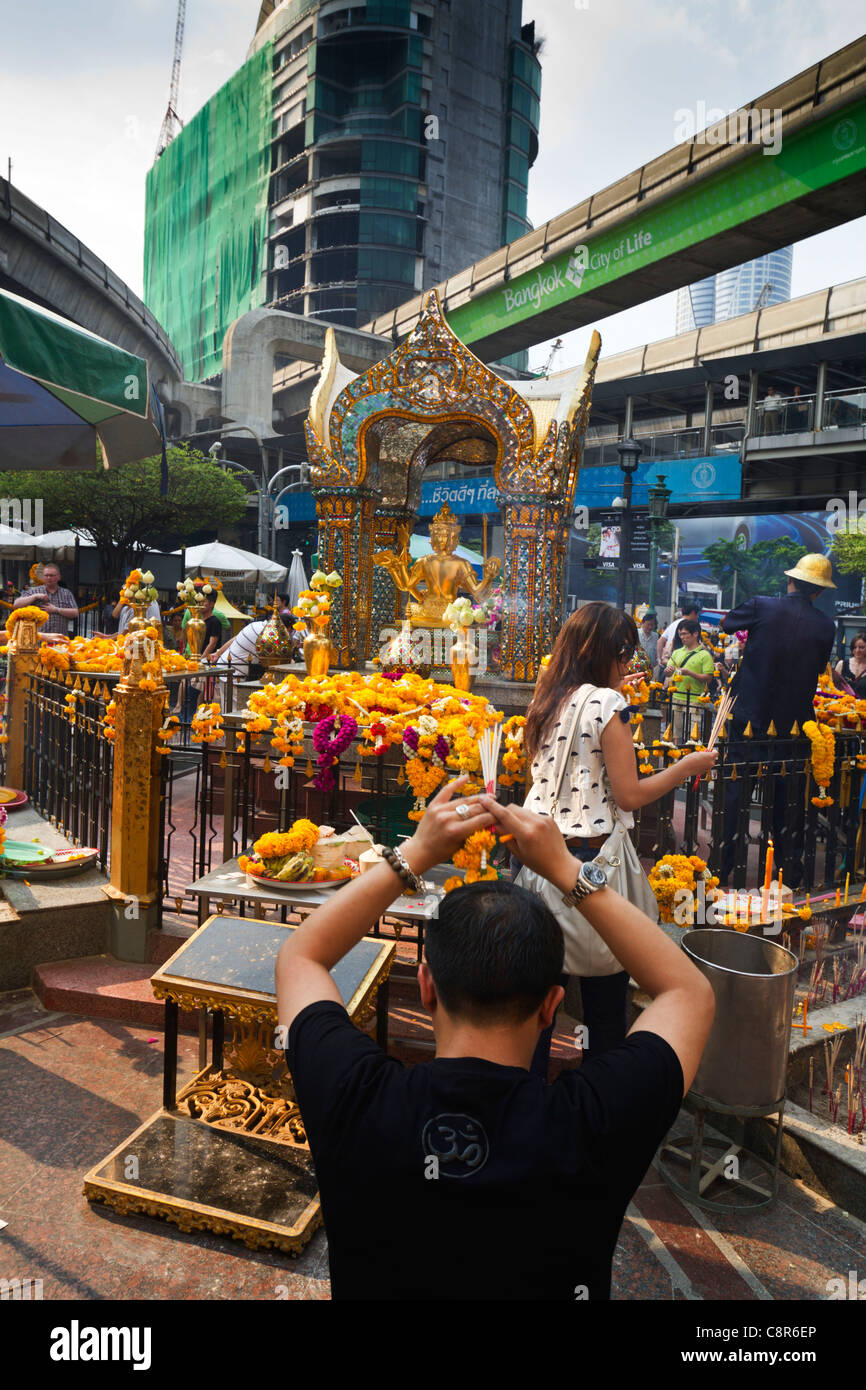 Santuario di Erawan, persone depredavano e dando Offerte, Bangkok, Thailandia Foto Stock