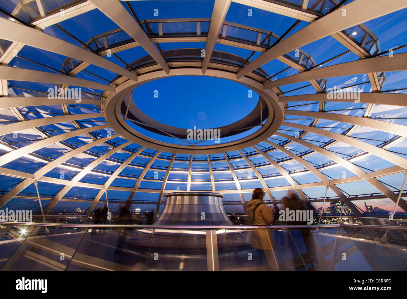 Edificio del Reichstag roof terasse cupola da Sir Norman Foster al crepuscolo , Berlino, Germania, Europa Foto Stock