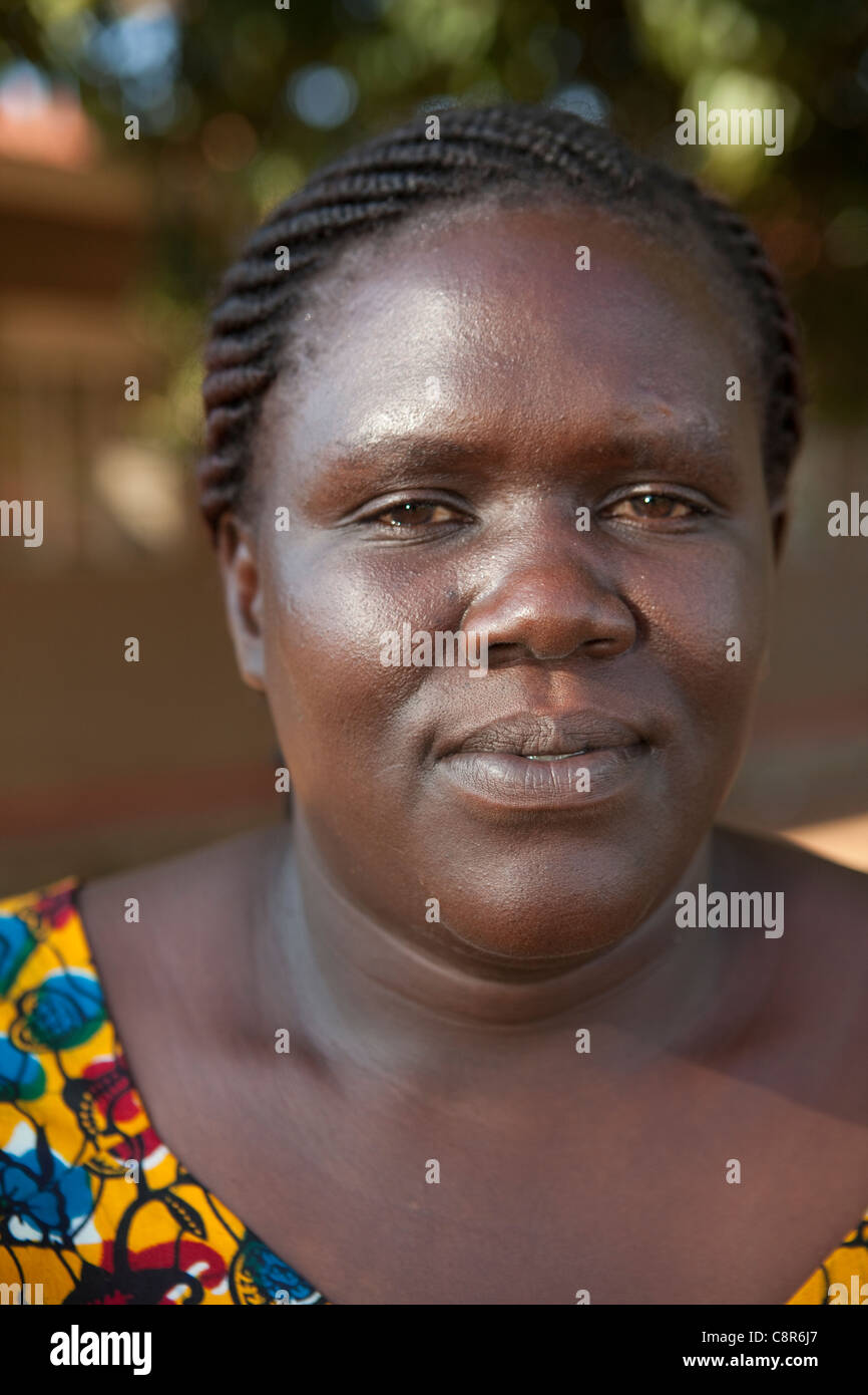 Una donna che sta al di fuori di un abuso domestico center di Pallisa, Uganda. Foto Stock