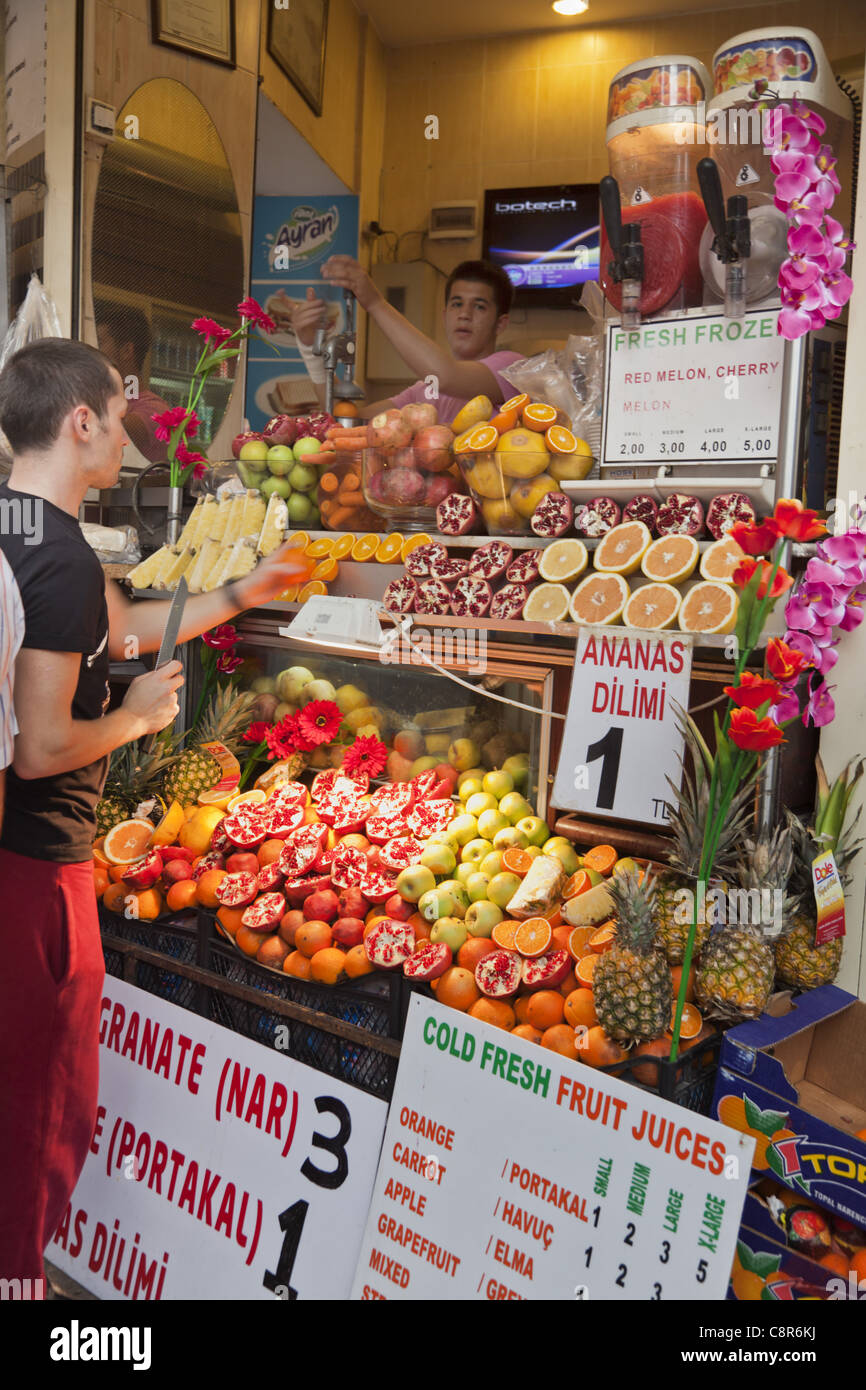 Pressione di stallo di frutta in Beyoglu, Istanbul, Turchia , in Europa, Foto Stock