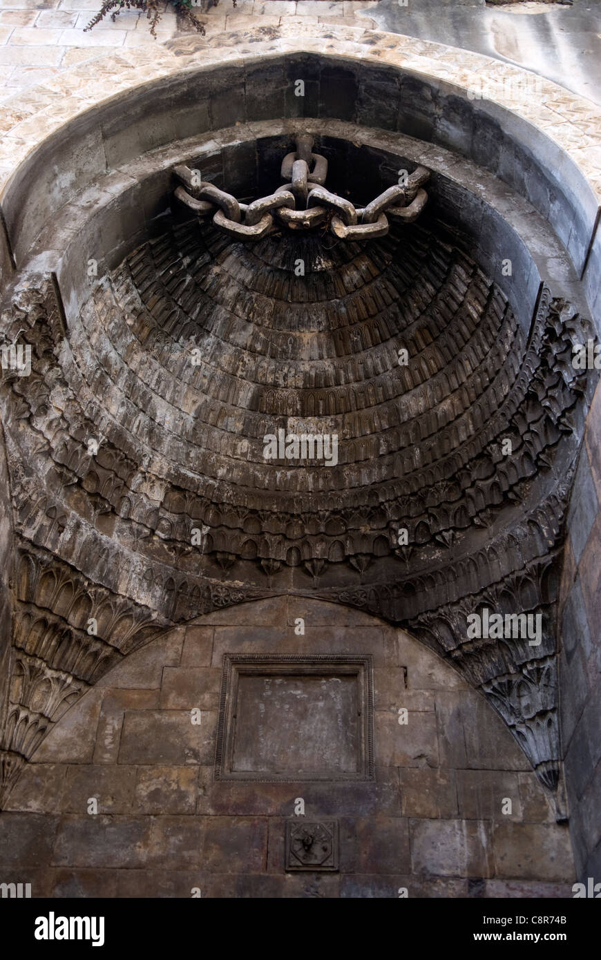 Facciata del bagno turco al-Jadid o 'nuovi bagni' con il suo distintivo 14-link catena di pietra, Tripoli, nel nord del Libano. Foto Stock