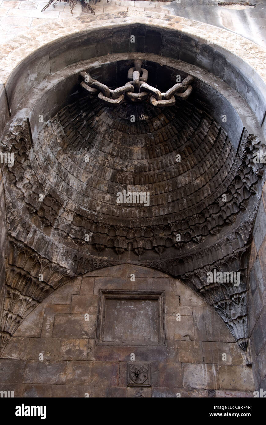 Facciata del bagno turco al-Jadid o 'nuovi bagni' con il suo distintivo 14-link catena di pietra, Tripoli, nel nord del Libano. Foto Stock