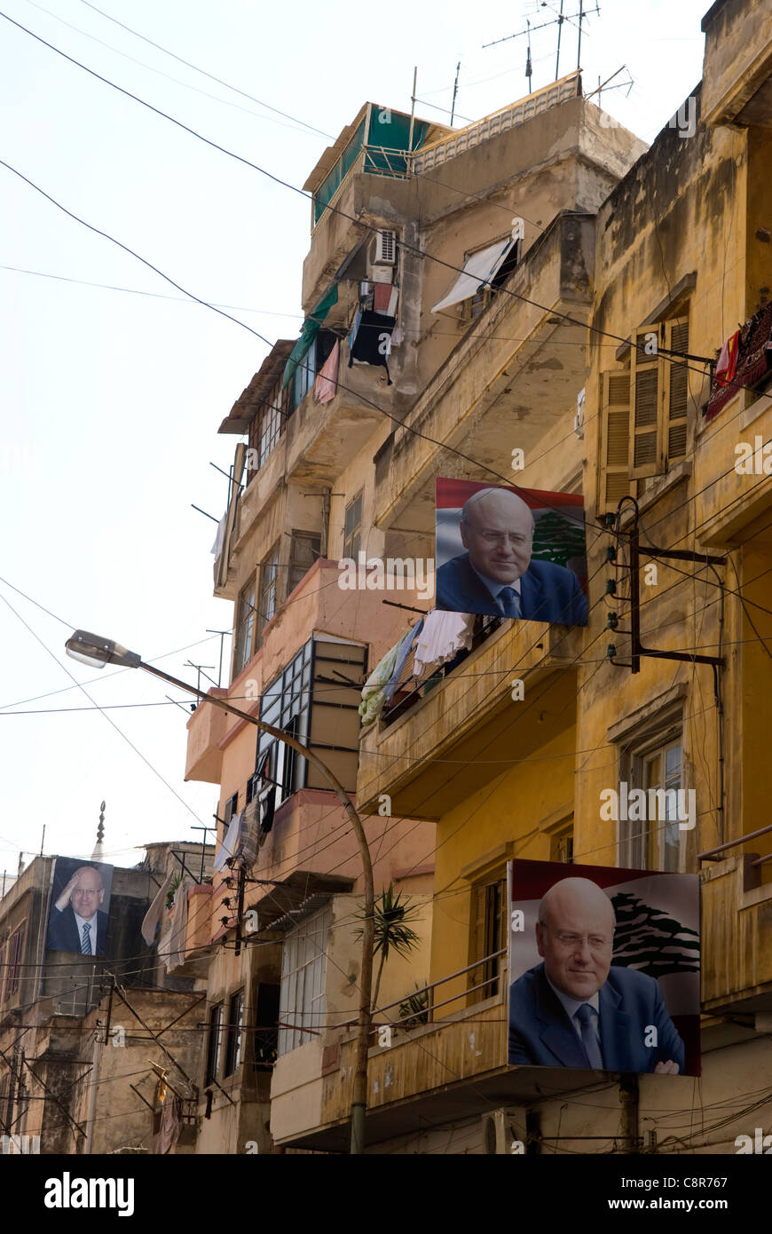 Edifici residenziali con le foto del Primo Ministro Najib Mikat, Tripoli, nel nord del Libano. Foto Stock
