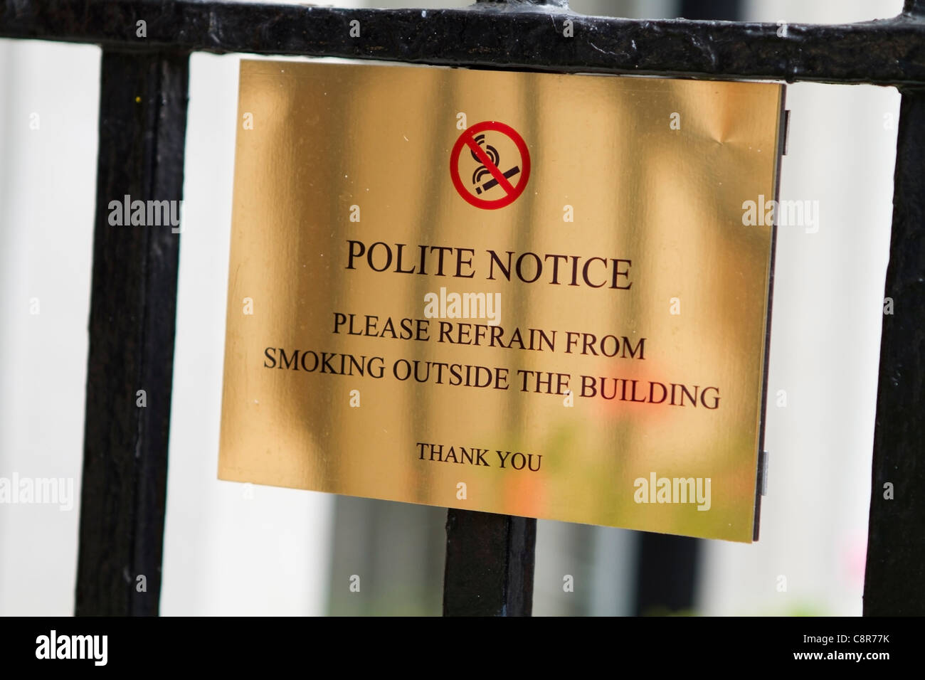 Gentile avviso (non fumatori). al di fuori di un edificio per uffici a Mayfair, Londra Foto Stock