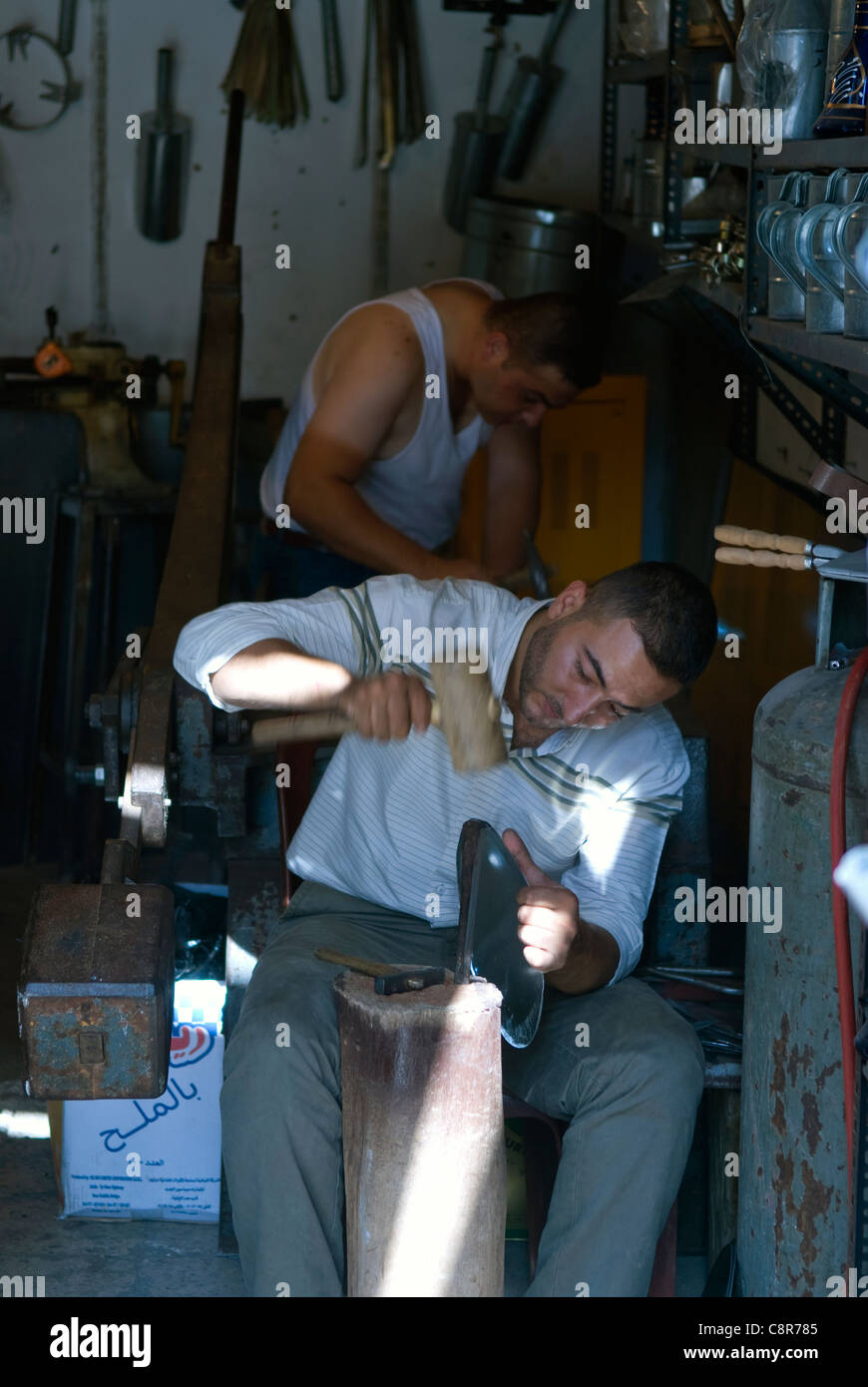 Carpentiere metallico al lavoro nel souk, Tripoli, nel nord del Libano. Foto Stock