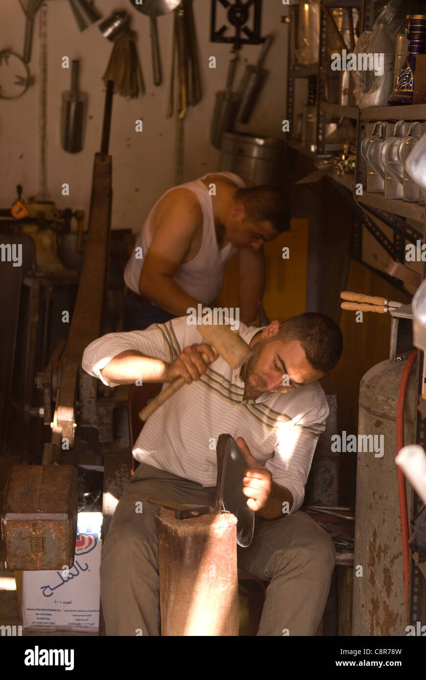 Carpentiere metallico al lavoro nel souk, Città Vecchia, Tripoli, nel nord del Libano. Foto Stock