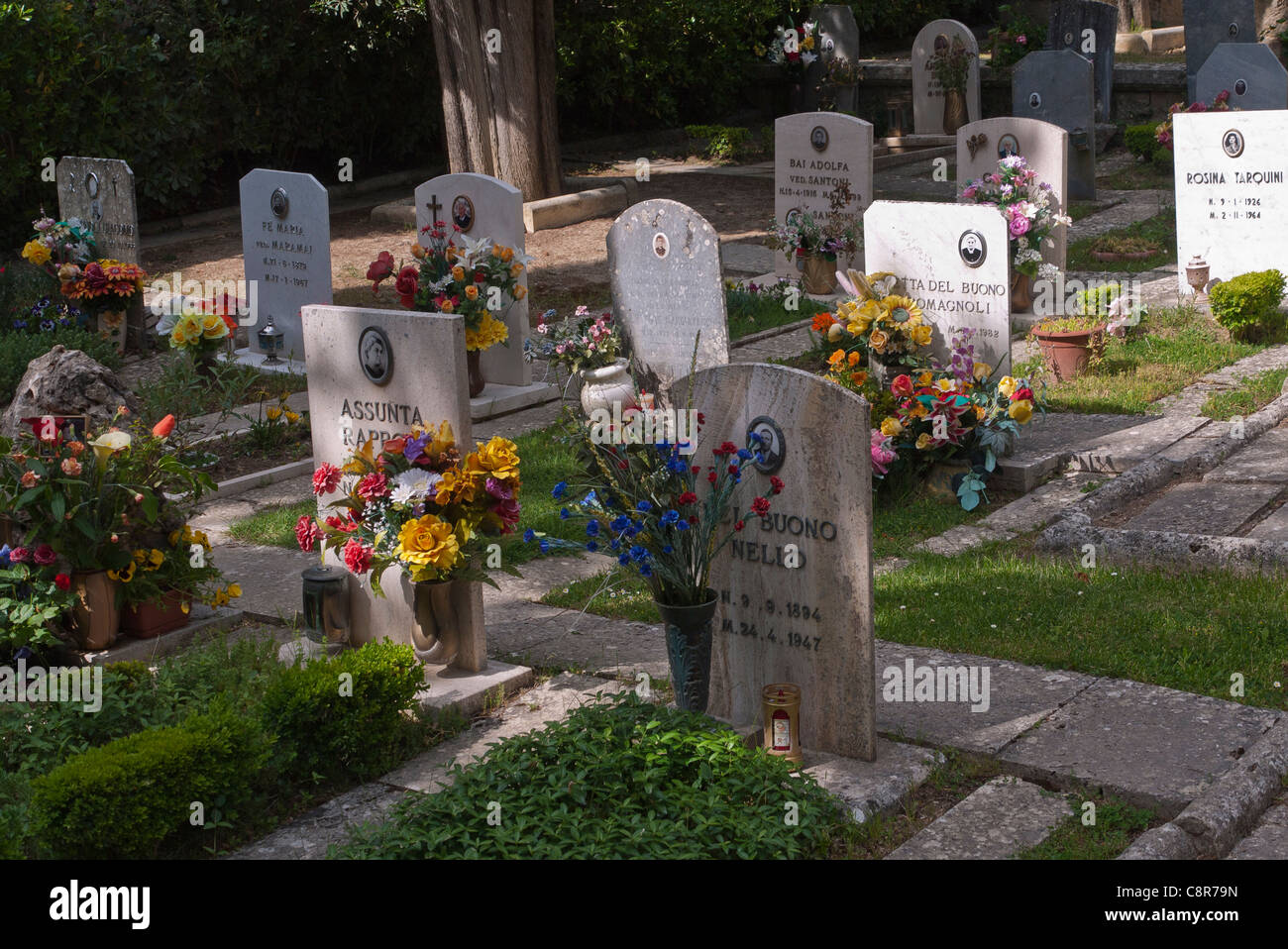 Righe di lapidi in Origo famiglia cimitero di loro estate in La Foce, Italia. Foto Stock