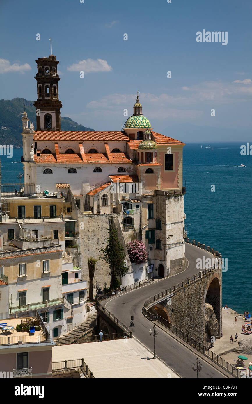 Strada costiera e edificio a cupola, Atrani, Amalfi Coast Foto Stock