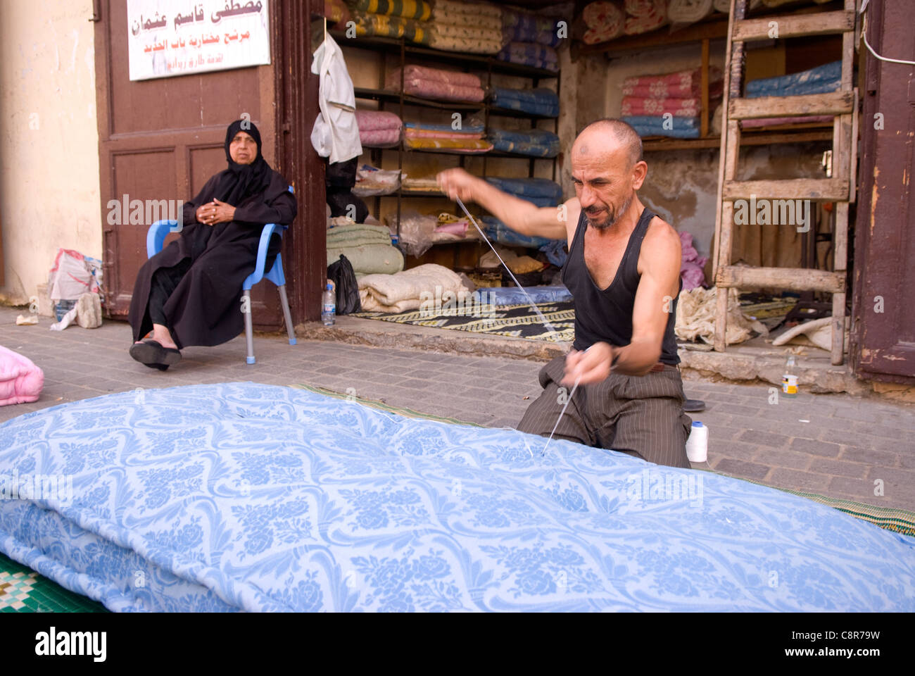 Personalizzare la riparazione di un materasso, souk, Tripoli, nel nord del Libano. Foto Stock