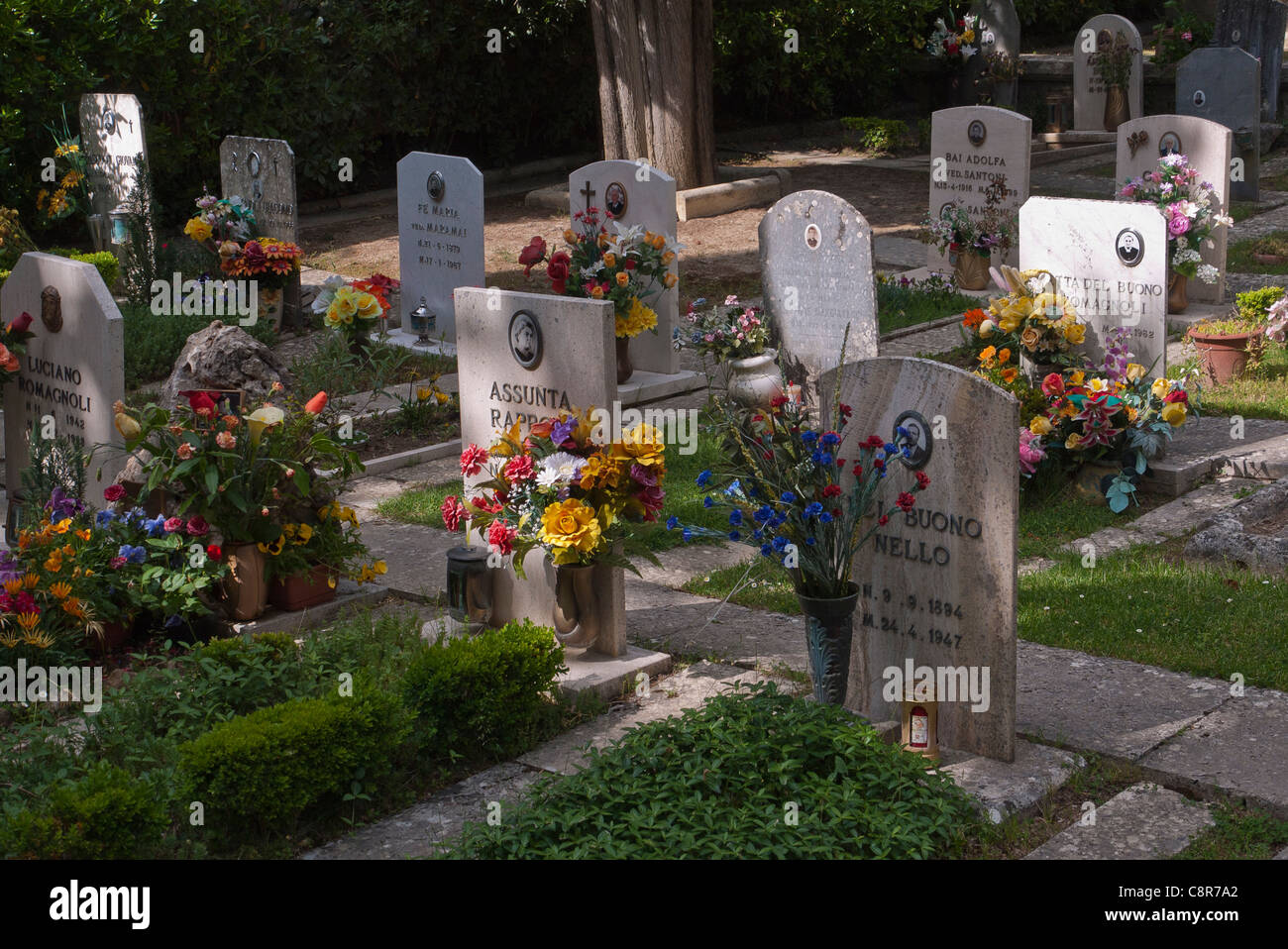 Righe di lapidi in Origo famiglia cimitero di loro estate in La Foce, Italia. Foto Stock