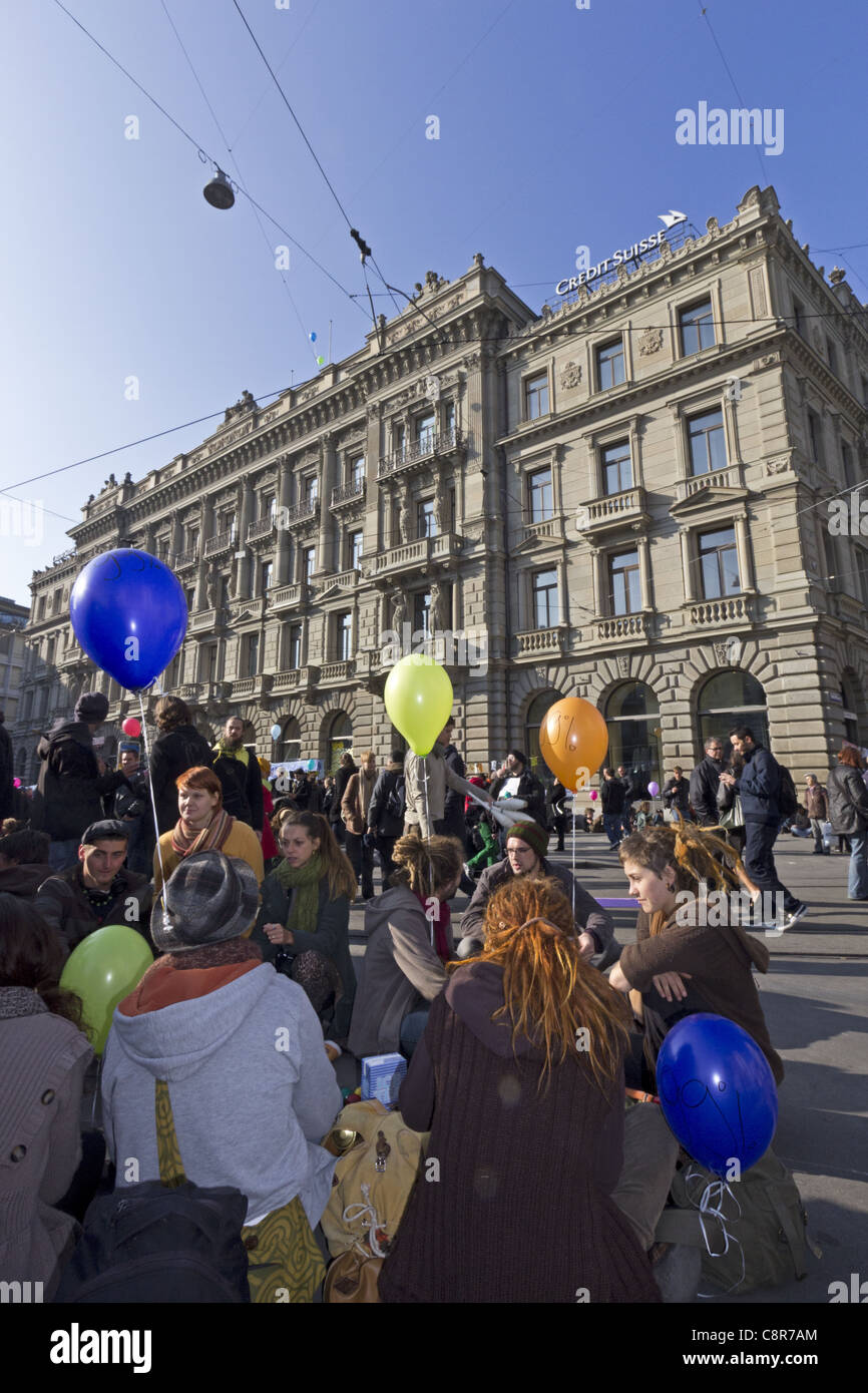 Occupare Paradeplatz Demo nella parte anteriore del Credit Suisse e UBS giganti bancari , Zurigo, Svizzera Foto Stock