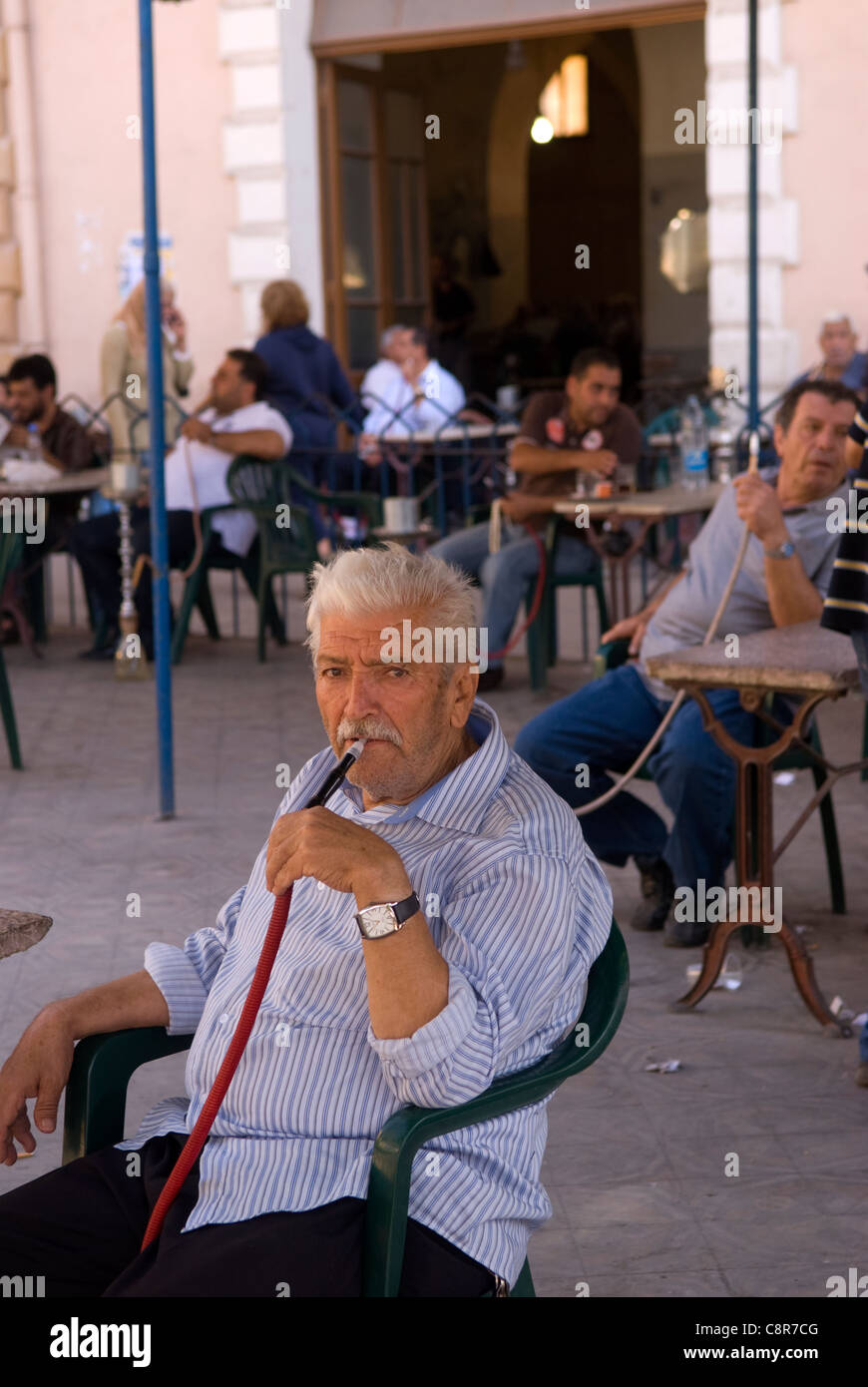 Gli arabi di fumare nargileh, Cafe Fahim, Tripoli, nel nord del Libano. Foto Stock