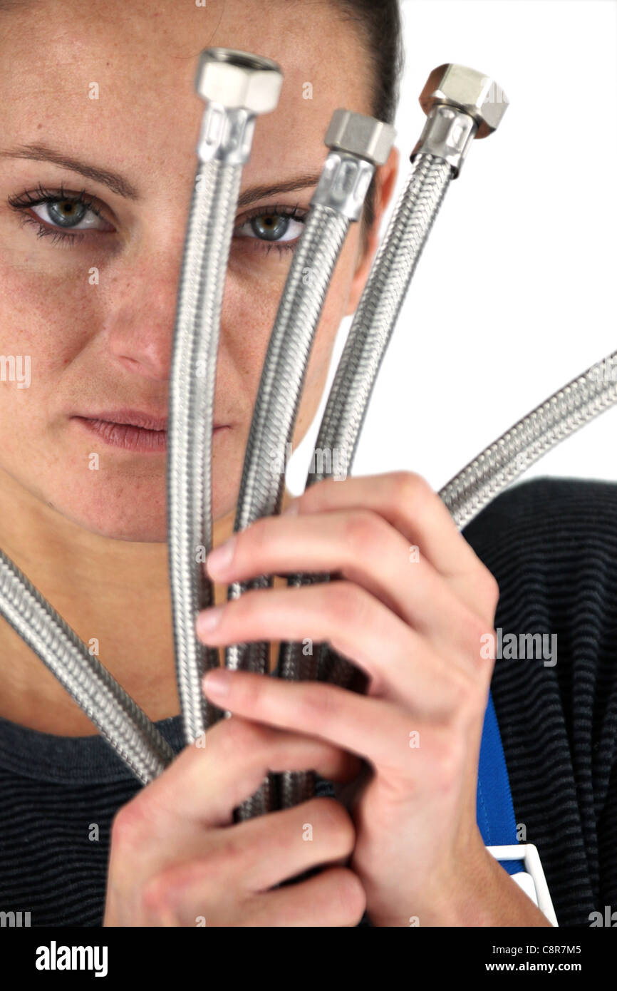 Donna con metallo di tubi flessibili Foto Stock