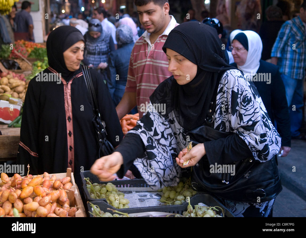 Frutta e verdura in stallo, souk (mercati), la città vecchia, Tripoli (Trablous), nel nord del Libano. Foto Stock