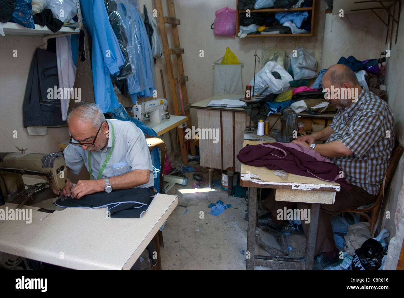 Gli uomini al lavoro in Khan al Khayattin o sartoriale Khan, città vecchia, Tripoli, nel nord del Libano. Foto Stock