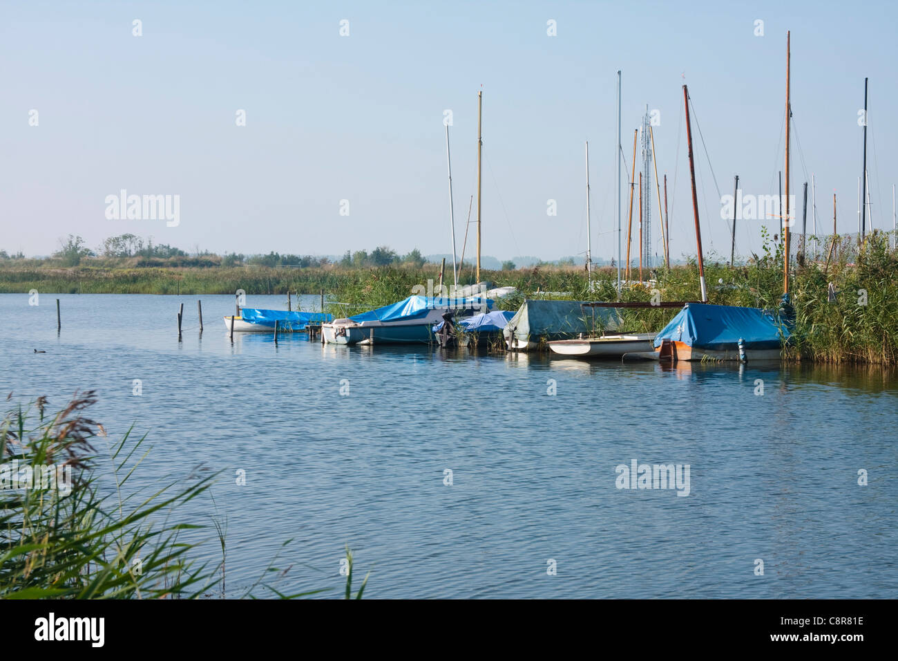 Una fila di barche ormeggiate su una via navigabile in Olanda, 2011 Foto Stock