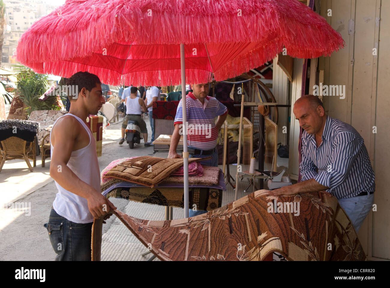 Rug maker, città vecchia, Tripoli, nel nord del Libano. Foto Stock