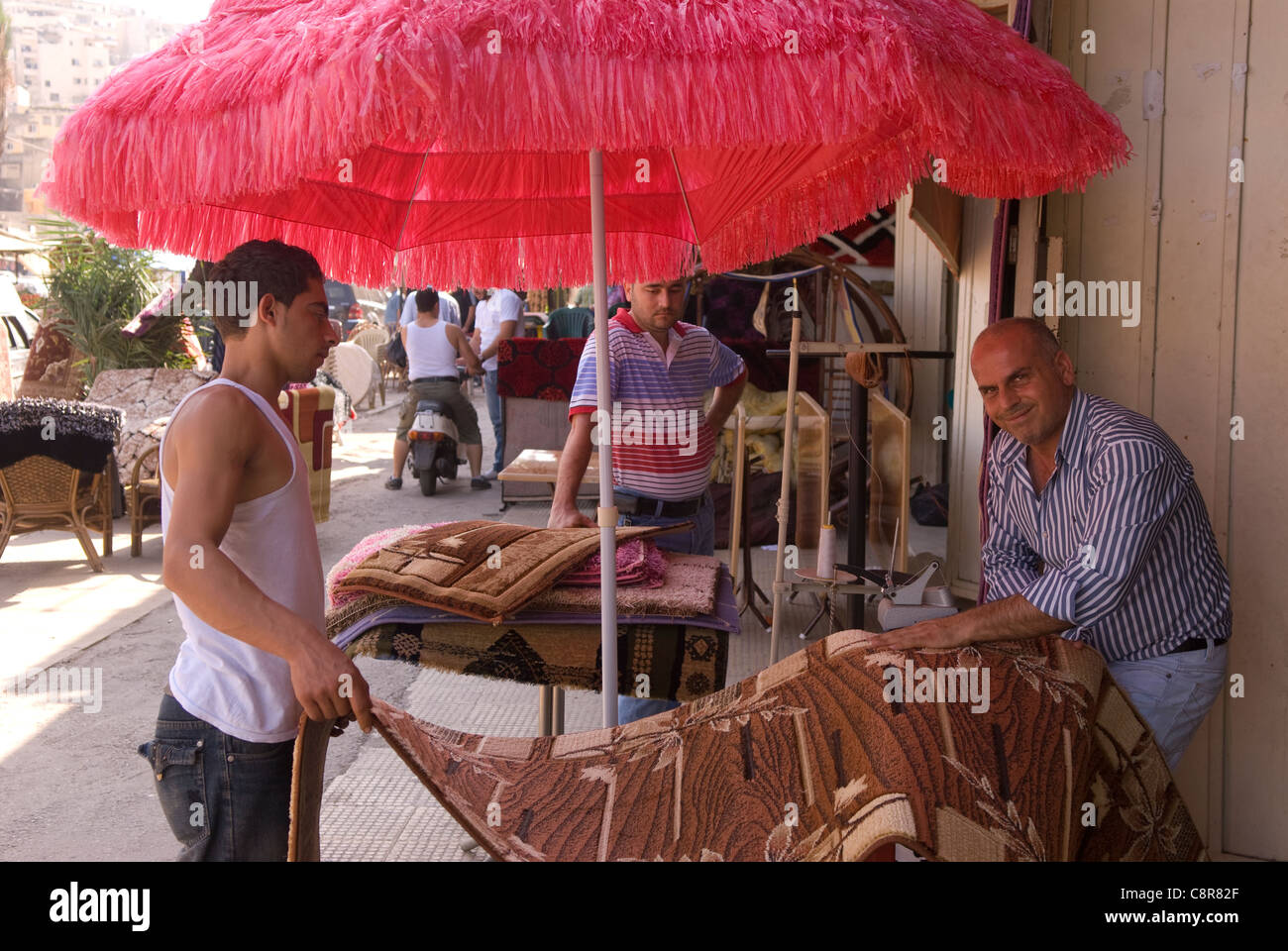 Rug maker, città vecchia, Tripoli, nel nord del Libano. Foto Stock