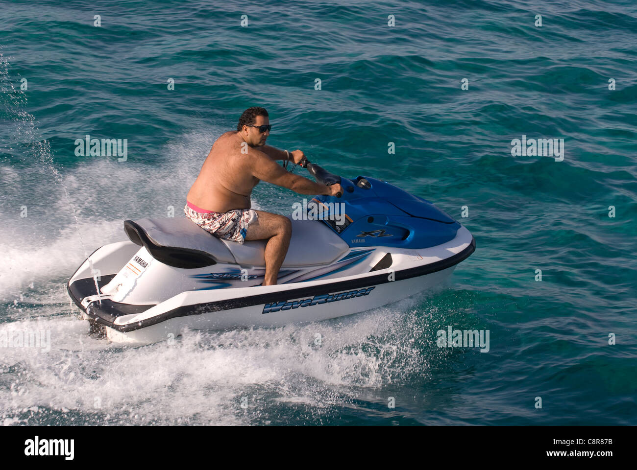 L'uomo sul jet ski nei pressi di Palm Islands, al largo della costa di Tripoli, nel nord del Libano. Foto Stock